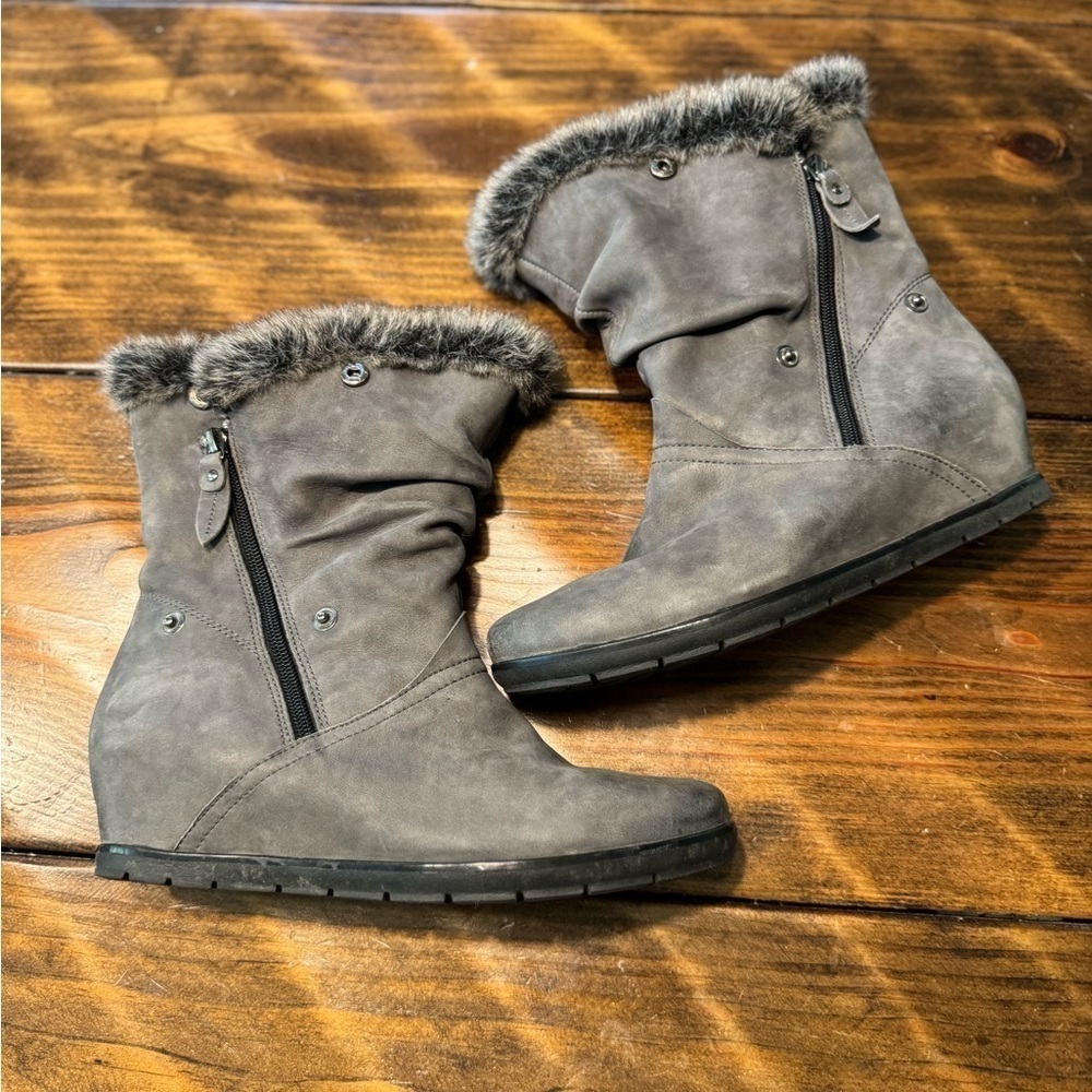 Earthies gray suede booties with faux fur & zippers.  Size 8